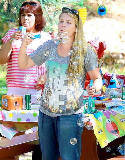 
	
	Nữ diễn viên của Cougar Town vô tư chơi bong bóng xà phòng trong bữa tiệc sinh nhật của con mình.